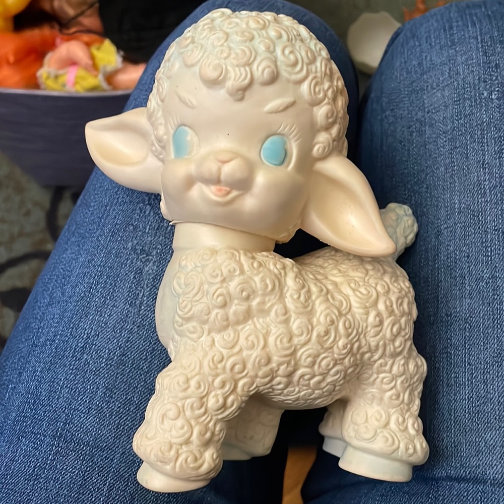 Vintage The Sun Rubber Co Lamb Squeaky Rubber Toy Retro 1955.
approx 5” x 6”